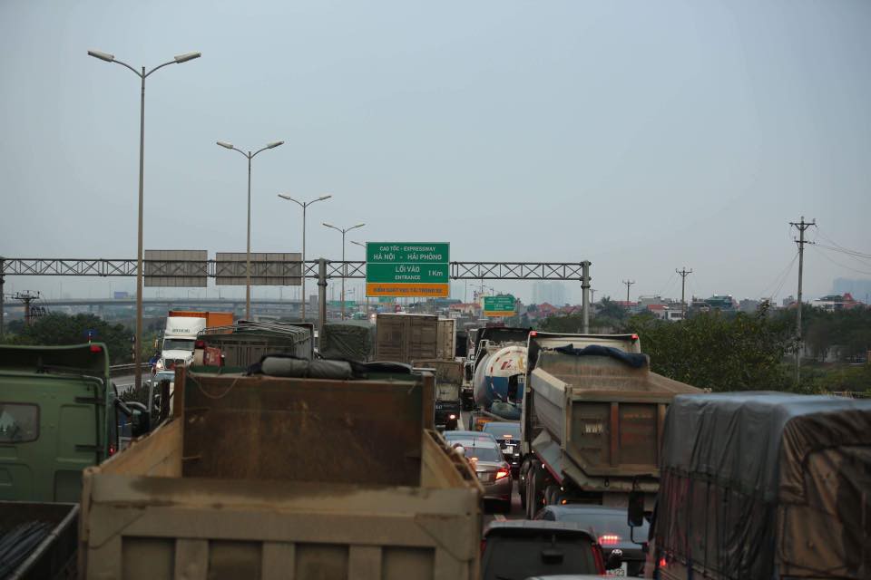 Hà Nội: Người dân tiếp tục về quê nghỉ Tết Dương lịch, đường cao tốc quốc lộ 5 ùn tắc kéo dài hàng km